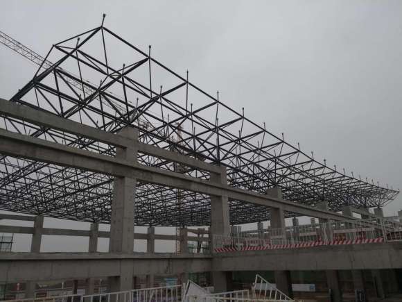 網(wǎng)架結(jié)構(gòu)適用于高鐵站屋頂?shù)脑? />						</a> 
						<div   id=